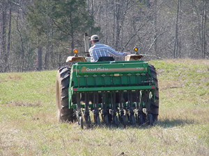 voorbeeld van sod-zaaien met een no-till boor bevestigd aan trekker