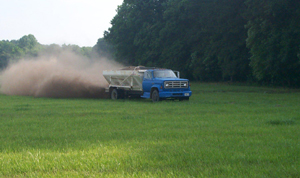 Truck spreading poultry litter