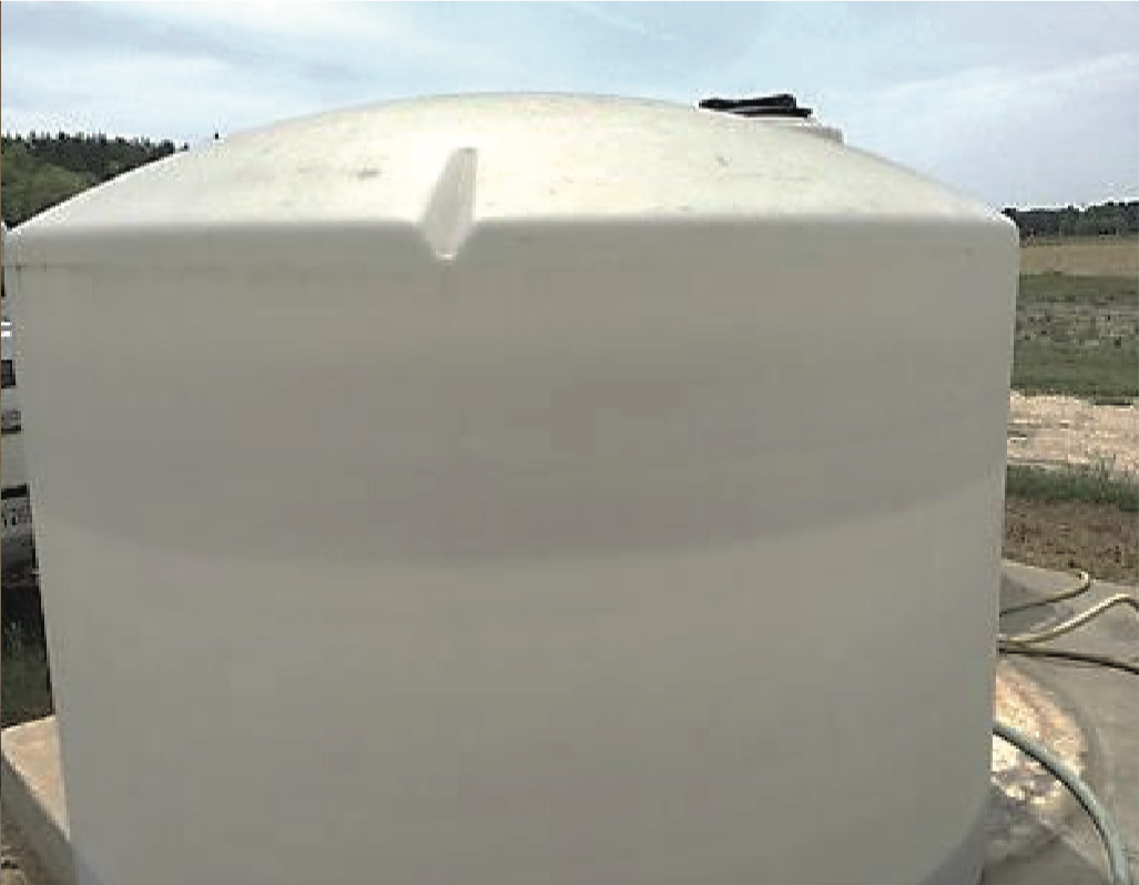 Fertilizer feed tank