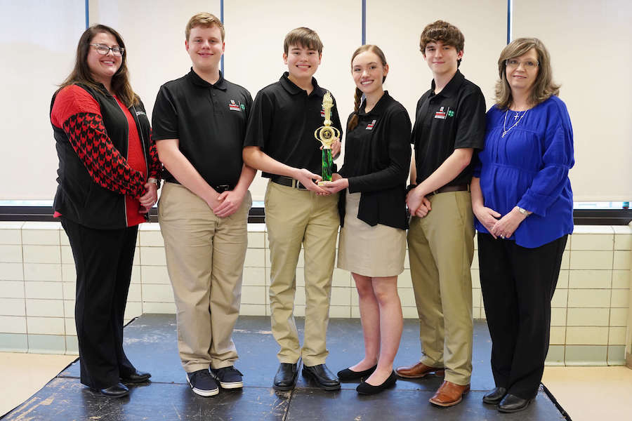 Floyd County earned first place in the Georgia LIfeSmarts Championship at the Varsity level. Pictured left to right are Abbie Salmon, Floyd County 4-H agent, team members Bryson Williams, Elan McClain, Sara Grace Abernathy and Seth Moon, and Phyllis Allee, Floyd County volunteer coach.