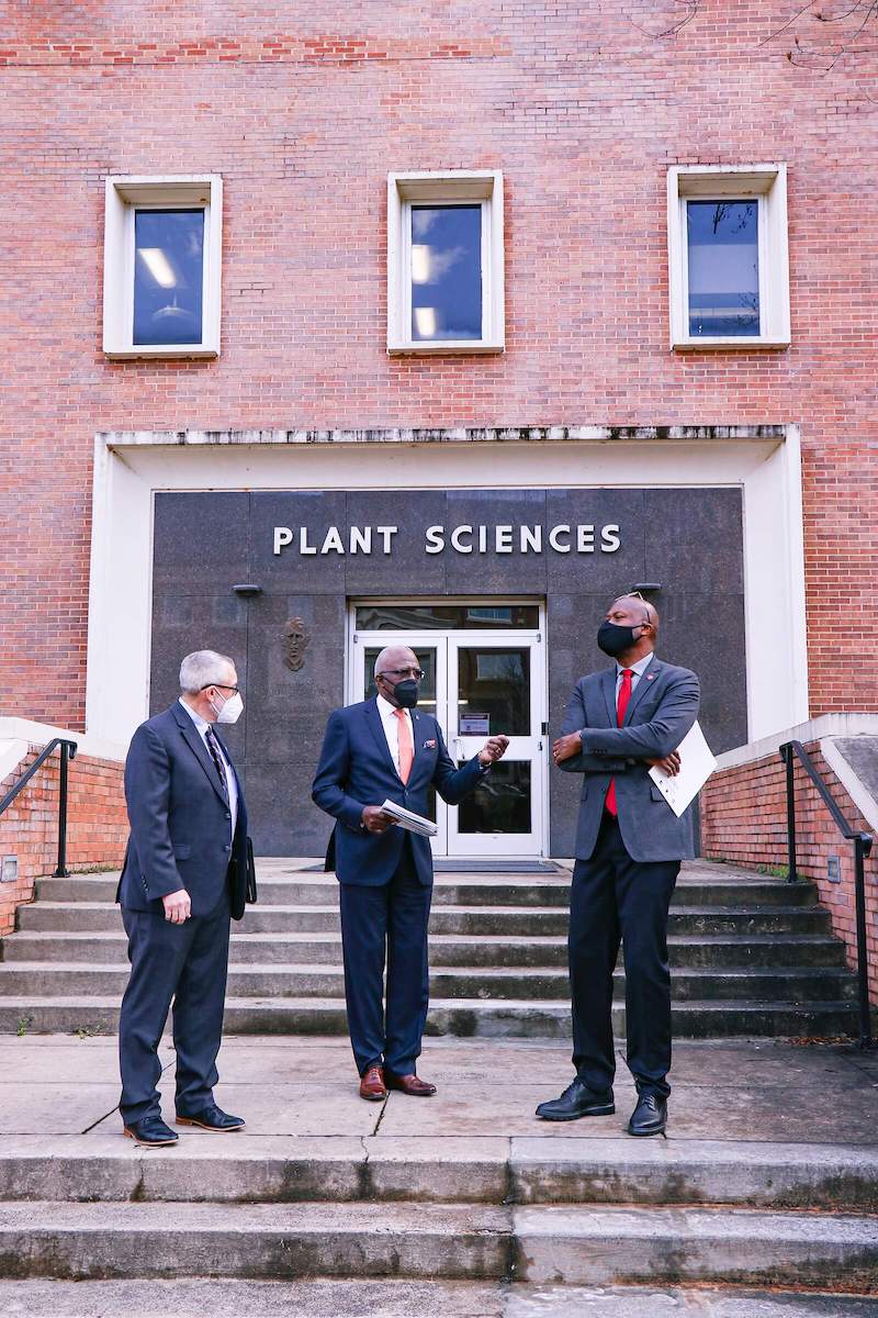 Chancellor Robert J. Jones (MS ’75) of the University of Illinois at Urbana-Champaign (center) returned to the Miller Plant Sciences building for a tour. He was the 2022 Mary Frances Early Lecturer. Nick Place (left) and Ron Walcott (PhD ’99) welcomed Jones back to campus.